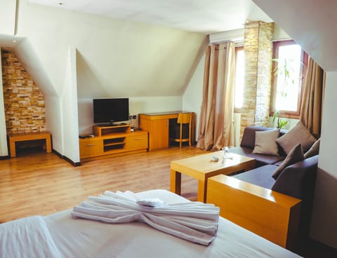 Royal Studio | Premium bedding, minibar, laptop workspace, soundproofing