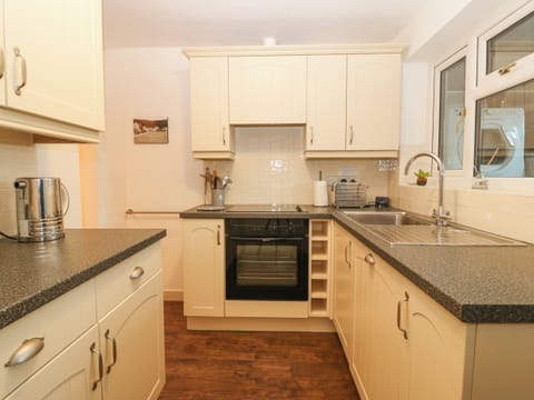 Cottage | Private kitchen | Fridge, dishwasher, electric kettle, toaster