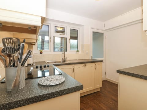 Cottage | Private kitchen | Fridge, dishwasher, electric kettle, toaster