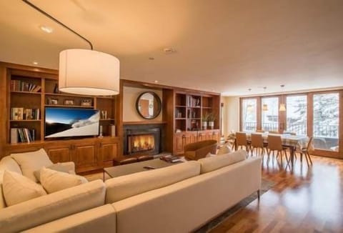 Condo, 3 Bedrooms | Living room