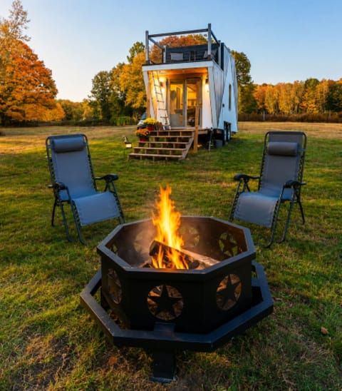 Outdoor fire pit area surrounded by nature — ideal for relaxation and connection.