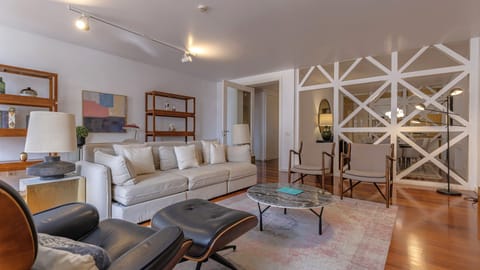 A beautiful living area with a classical decor.
#design #decor #portugal #pt #lisbon