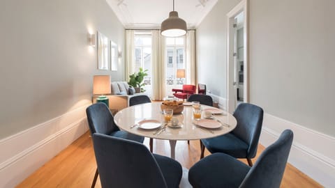 Bright & cozy dining area