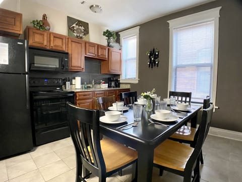 Eat-in kitchen seats 6 guests.  There is no dishwasher. 