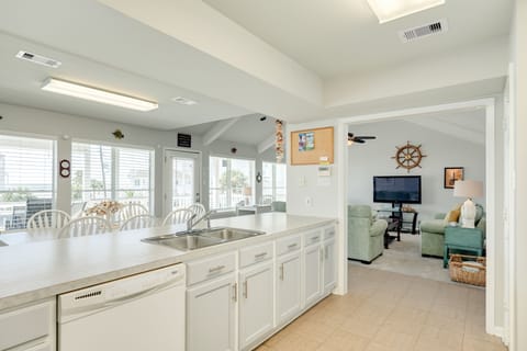 Prep or serve on the long kitchen counter