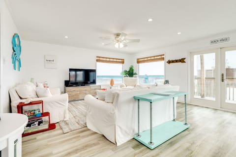 Bright and airy living area with great Gulf views from the corner windows
