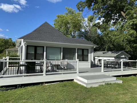 Fully Renovated House Sleeps 8. Wrap around Trex Deck with dining table & Bar
