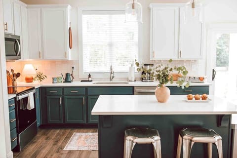 The modern stainless steel appliances and spacious island make it easy to prepare meals. You’ll also find a drip coffee machine and Fellow electric kettle so you can enjoy fresh coffee every morning!