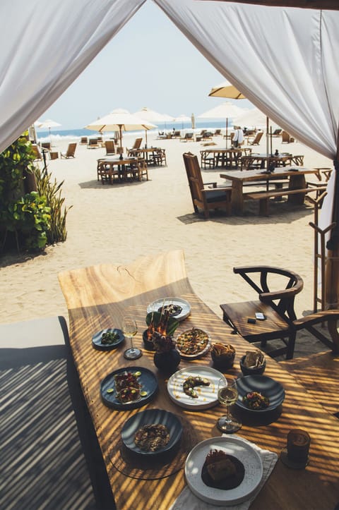 2 restaurants, breakfast, lunch, dinner served; international cuisine