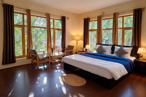 Deluxe Room | Premium bedding, down comforters, memory foam beds, in-room safe