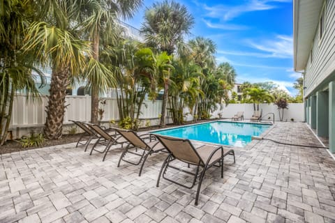 Heated Pool & Lounge