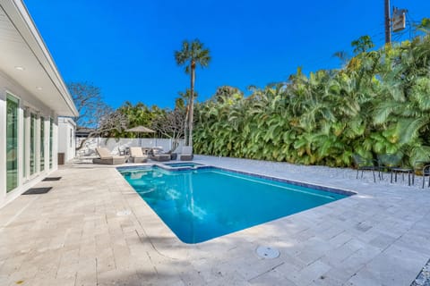 Private Pool, Spa & Lounge