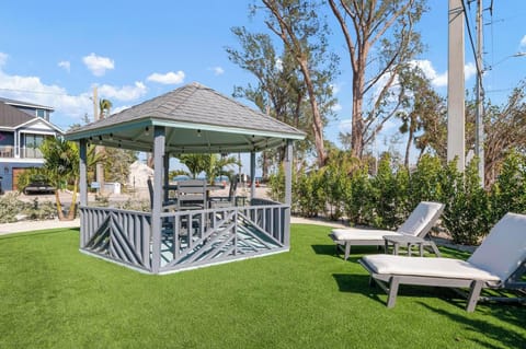 Outdoor Dining and Lounge