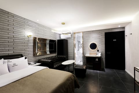 VIP Room | Blackout drapes, soundproofing, iron/ironing board, free WiFi