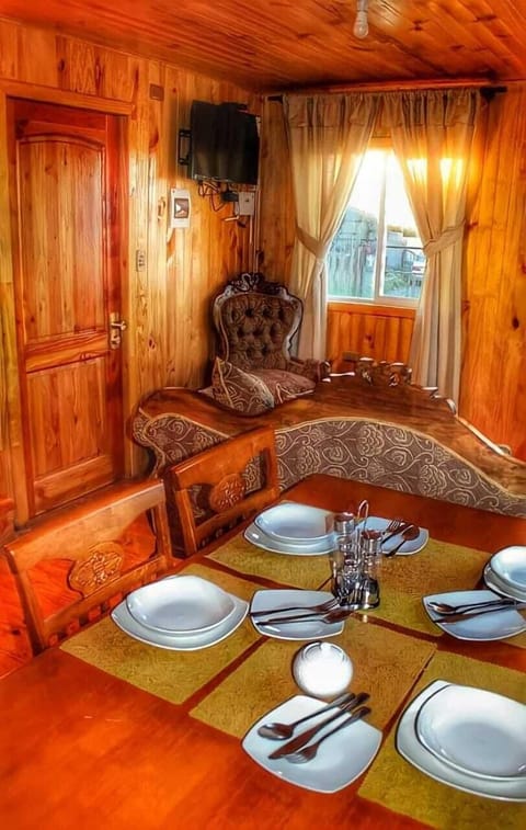 Classic Cabin | Private kitchen | Microwave, oven, cookware/dishes/utensils, dining tables