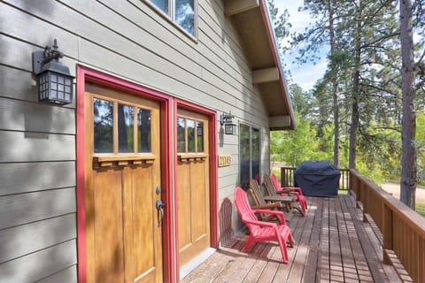 Couloir Cabin front deck and entrance..