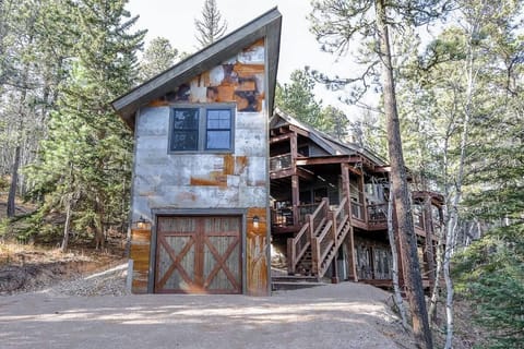 Front view of the garage and cabin