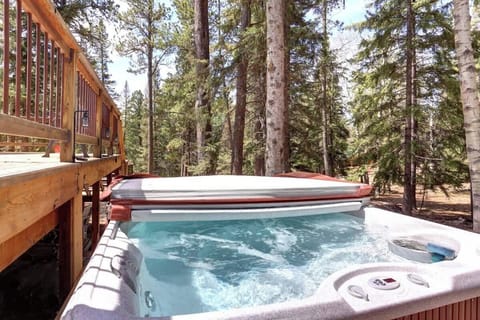  Big Jim`s Hideaway outside hot tub.