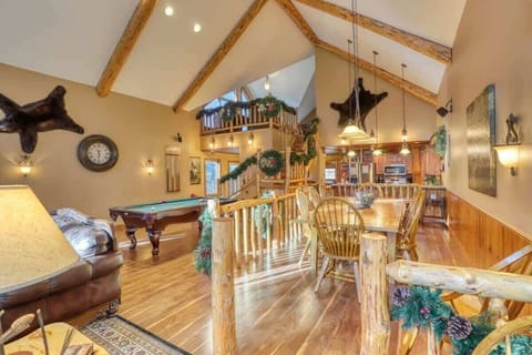 Living Room w/ pool tabel