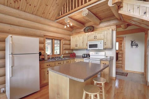 Dakota log Cabin kitchen with breakfast bar. 