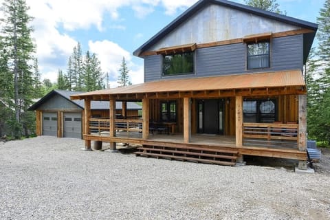 Iron Wood Lodge front view.