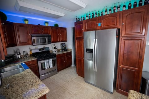 Flooring, Room, Indoors, Microwave, Oven