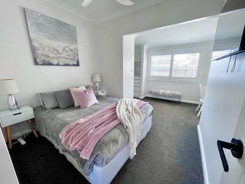 Back Unit main bedroom overlooking the garden. Enjoy your favourite movie on the smart TV Also separate desk / workspace and walk in Wardrobe