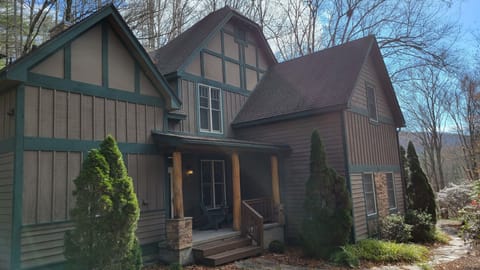 Front of house w/ small porch overlooking private yard=quiet and relaxing 