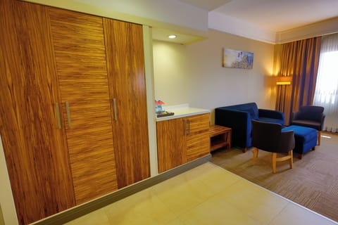 Premium bedding, in-room safe, desk, laptop workspace