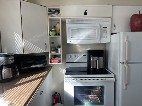 Fully equipped kitchen with dishwasher and microwave
