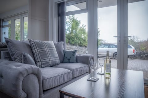 Apartment (1 Bedroom) | Living area | 32-inch flat-screen TV with cable channels, TV