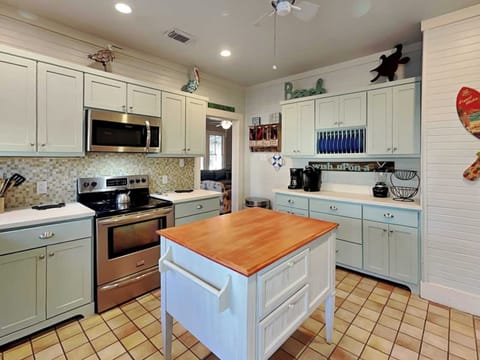 Full Kitchen w/ Island & Farmhouse Sink