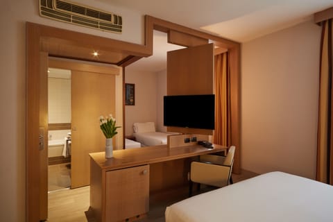 Family Room | Desk, laptop workspace, blackout drapes, free WiFi