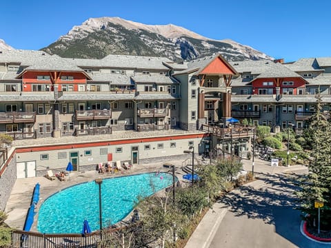 Resort with year-round pool and hottubs