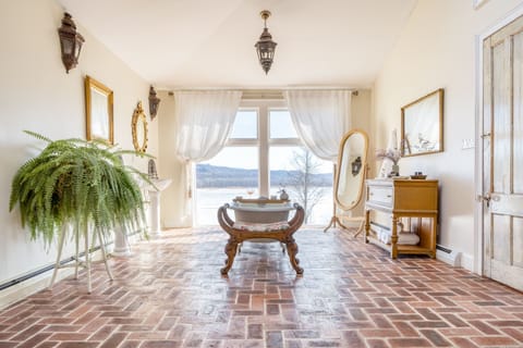 Large primary ensuite.