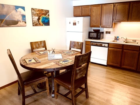 Kitchen w/ dining table