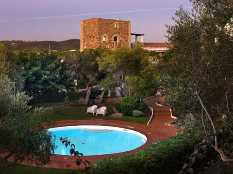 Water, Sky, Plant, Swimming Pool, Tree, Arecales, Shade, Urban Design, Leisure, Grass