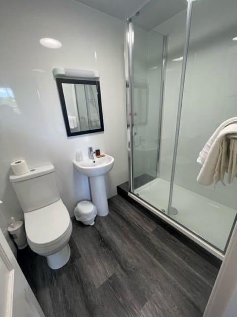 Family Room 2 Adults, 2 Children | Bathroom | Shower, towels