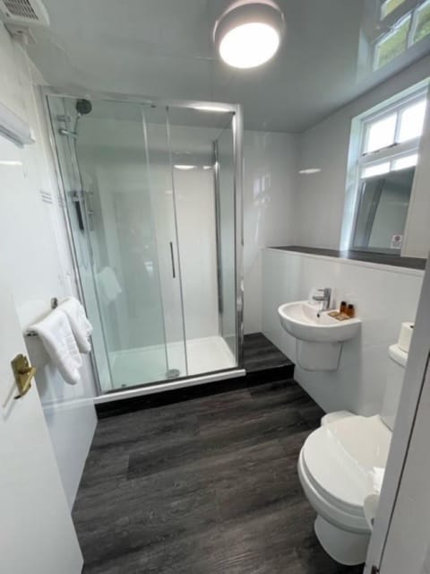 Annexe Family Room | Bathroom | Shower, towels