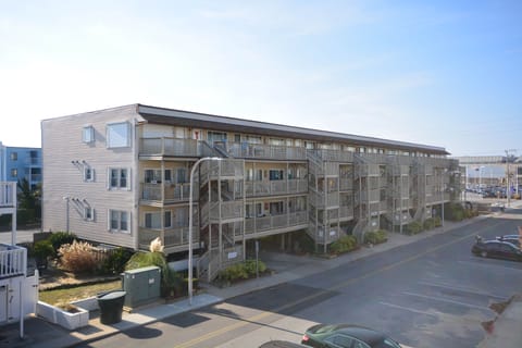 OCEAN POINT III 120 Building