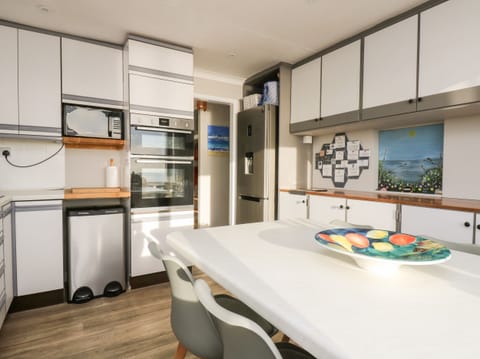 Cottage | Private kitchen | Fridge, dishwasher, electric kettle, toaster