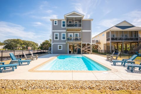 Pool / Exterior - Back