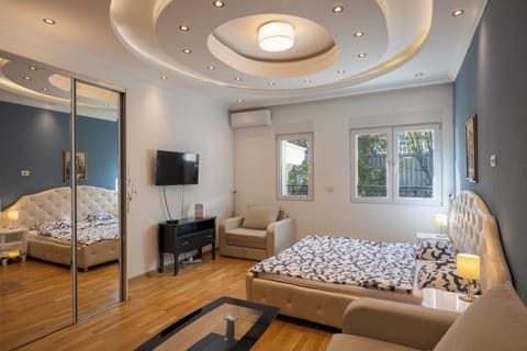 Deluxe Studio Suite | Memory foam beds, desk, blackout drapes, soundproofing