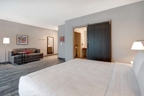 Studio, 1 King Bed, Refrigerator & Microwave (Wet bar) | In-room safe, desk, laptop workspace, blackout drapes