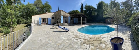 Vue piscine et villa vers le sud 