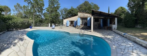 Vue villa vers le nord, avec piscine 