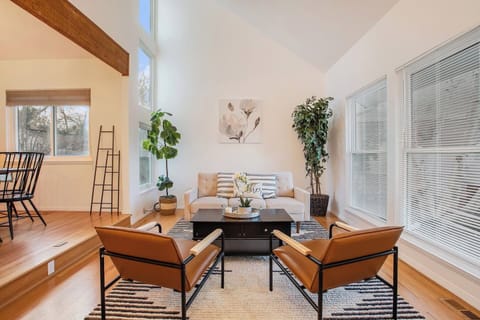 Retreat to this charming 6 bedroom suburban hideaway. The light-filled main living room boasts grand vaulted ceilings. Copy & paste this link to view the 3D tour:  https://t.ly/BJ05c