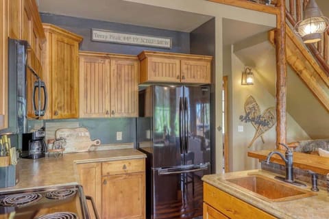 Fully equipped kitchen with copper sink