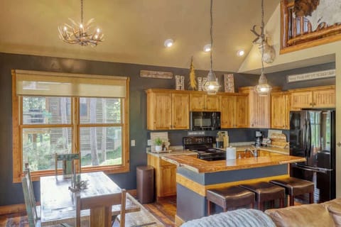 Dining room with seating for 6 plus bar stool seating 