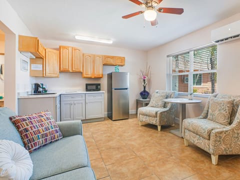 Standard Apartment, 1 Queen Bed with Sofa bed | Living area | 35-inch flat-screen TV with cable channels, TV, Netflix